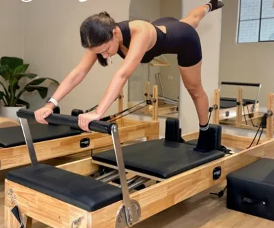 Socia entrenando en el Reformer