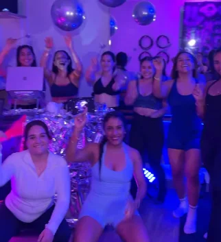 Grupo celebrando la noche Galactic Barré