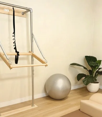 Salón de Pilates circuito con torre y accesorios