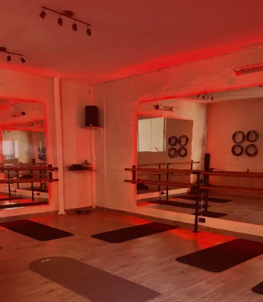 Salón de Hot Barré con luz roja